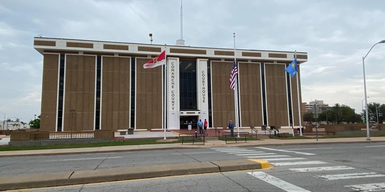 Courthouse closed after employee exposure to chemical