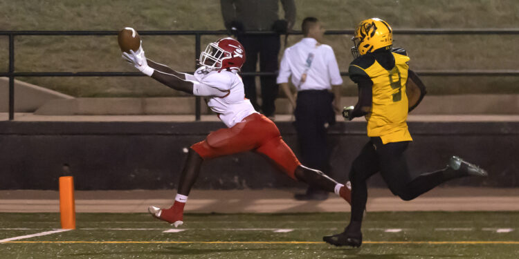 Late surge propels Elgin past MacArthur, 20-13