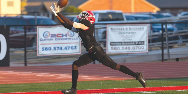 Elgin starts fast, sweeps past El Reno in district opener, 47-8