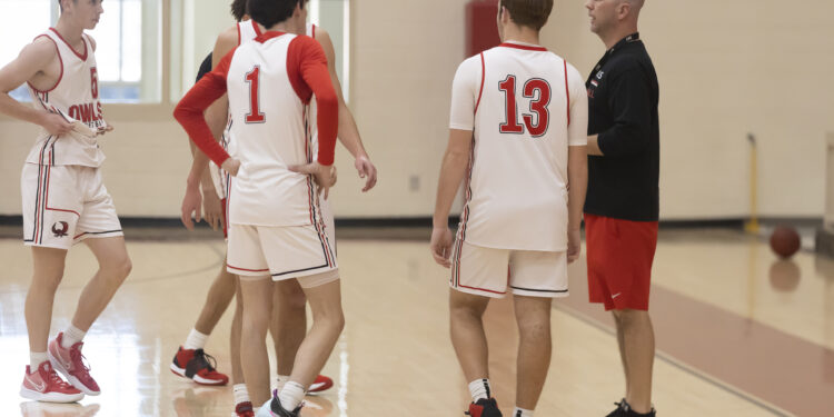 Elgin holds on for 60-50 win over Altus Bulldogs