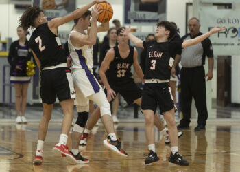 Owls cruise to district title, 50-29