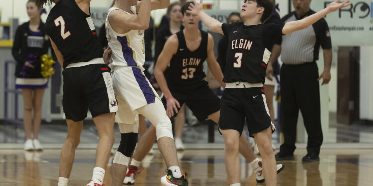 Owls cruise to district title, 50-29