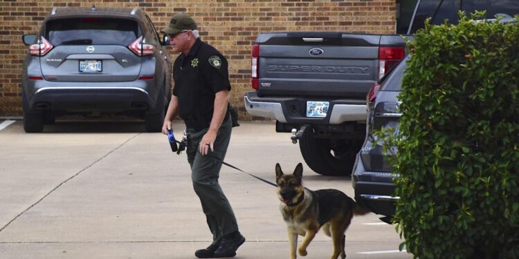 Police investigate bomb threat to Lawton banks