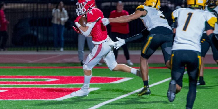 Elgin offensive line paves way for Lund to roam