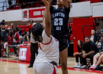 Mac teams sweep on road; Ike, LHS splits pair