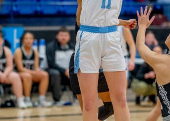 Top seeds advance in County