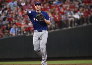 Cardinals beat the Rangers 8-1