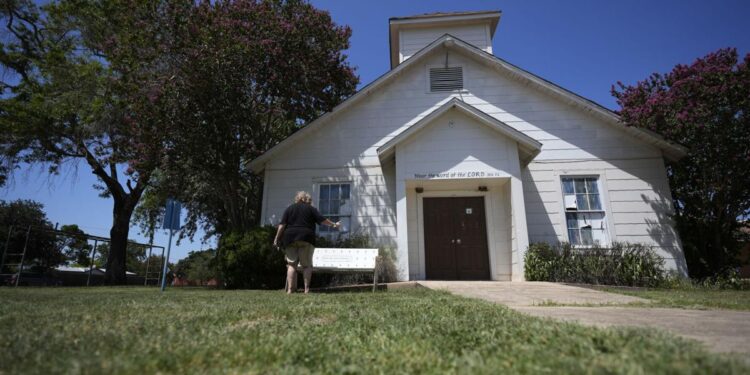 Plans to demolish Texas church where gunman opened fire in 2017 draw visitors back to sanctuary