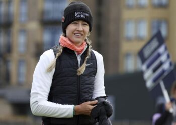 Hull shoots 67, leads wind-swept Women's British Open