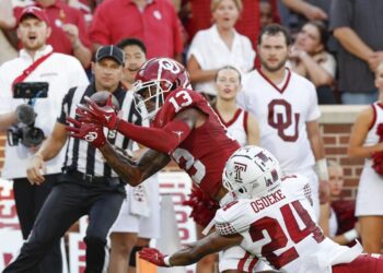 Arnold throws 4 TD passes as Sooners rout Temple, 51-3
