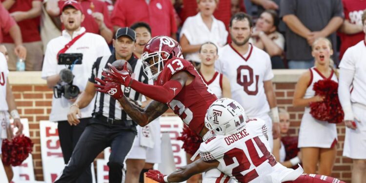 Arnold throws 4 TD passes as Sooners rout Temple, 51-3