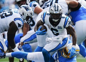 Chargers hammer Panthers 26-3 to remain unbeaten