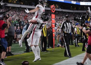 Cousins caps winning drive with late TD pass