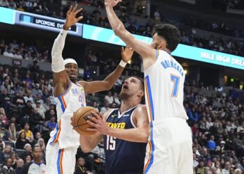 Nuggets hold on, hand Thunder 1st loss