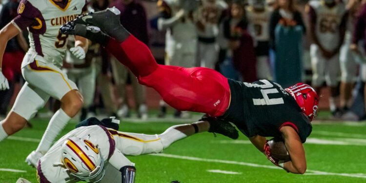 Owls' offense dominates in district clincher