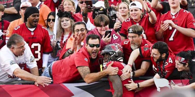 Evans gets big payoff as Bucs clinch NFC South