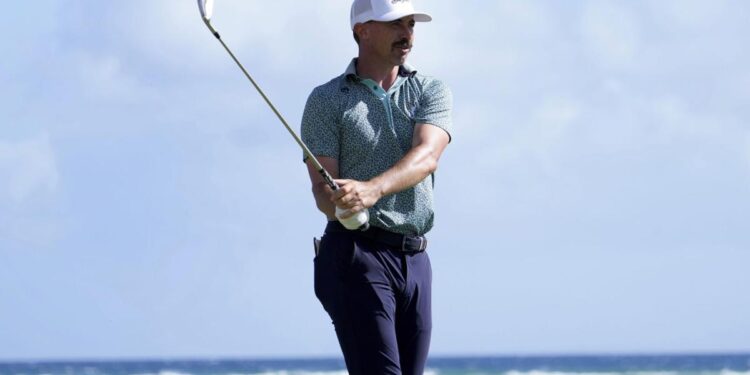 Spaun takes lead at Sony Open with wide-open chase