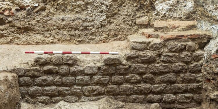 Archaeologists unearth the remains of a Roman basilica on the site of a new London skyscraper