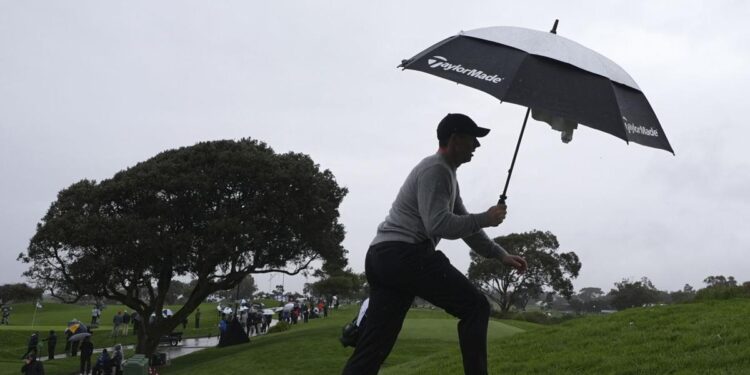 McCarthy's big finish gives him the lead in the cold rain and brutal test of Torrey Pines