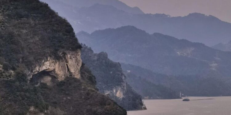 'Puppy Mountain' photo draws onlookers to a Chinese riverside