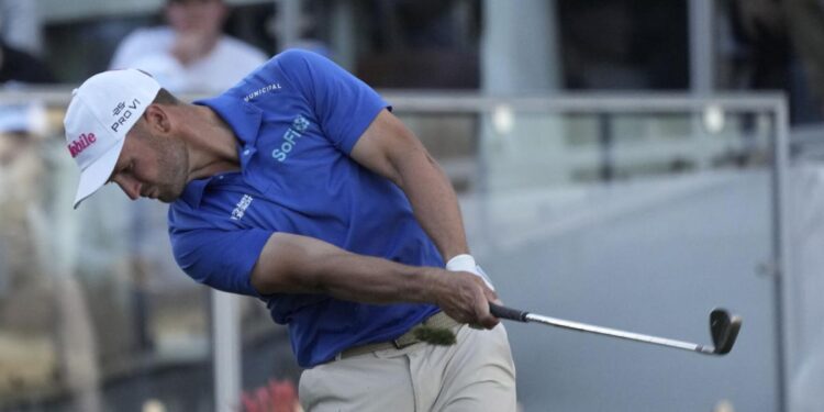 Wyndham Clark shoots 7-under 64 to take 1st-round lead in Phoenix Open