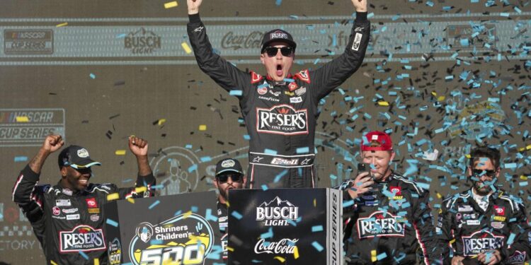 Bell holds off Hamlin, gets third straight Cup Series win