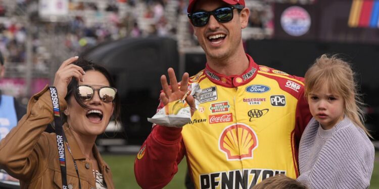 Logano returns to Phoenix with sights on repeat title