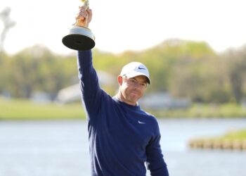 McIlroy takes drama out of playoff