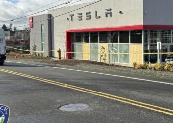 More shots fired at Oregon Tesla dealership in ongoing vandalism since Musk began advising Trump