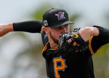 Soto, Snell, Holmes debut for new teams