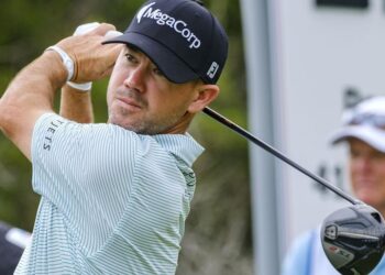 Harman survives strong wind, leads Texas Open
